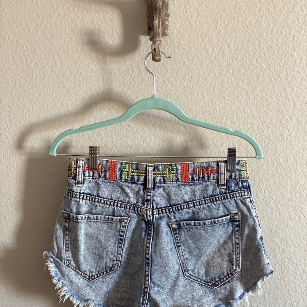 Cello Jeans Embroidered Distressed Cut Offs - Picture 3 of 6